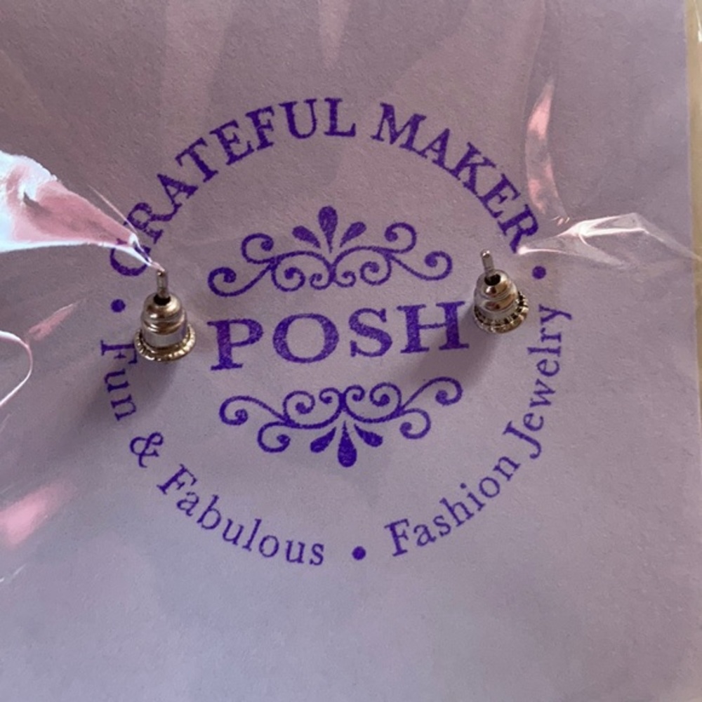 Adorable fashion earrings - Picture 2 of 3
